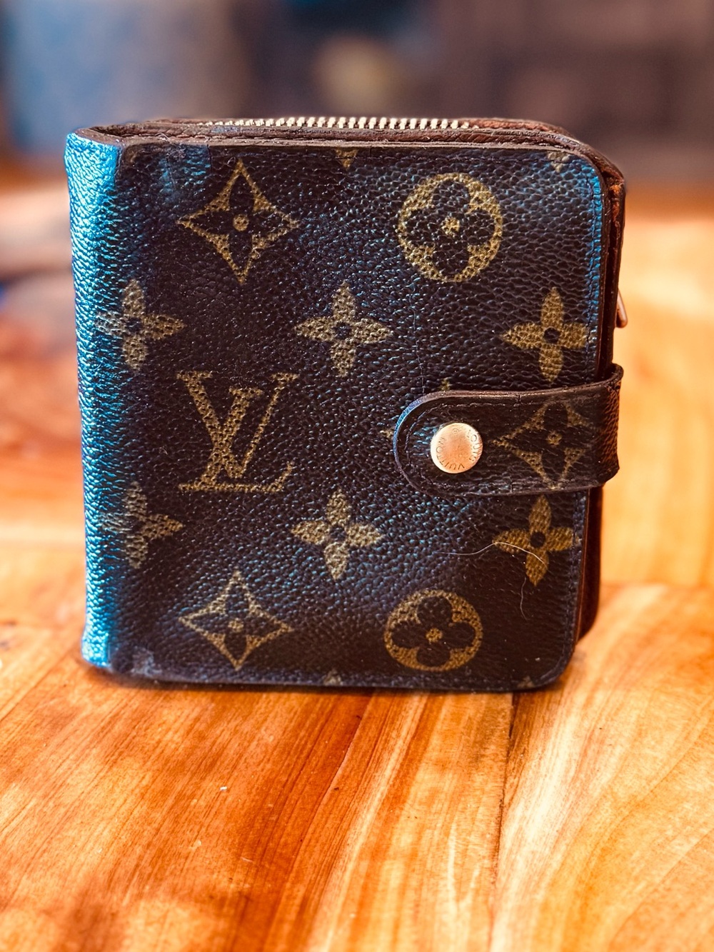 Louis Vuitton, compact vintage wallet, snap closure brown monogram 2009